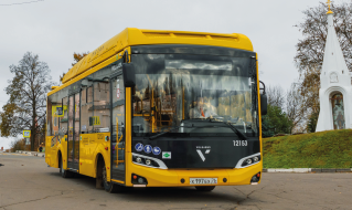 Автобус у исторического здания