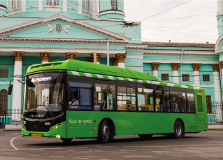 Автобус на площади